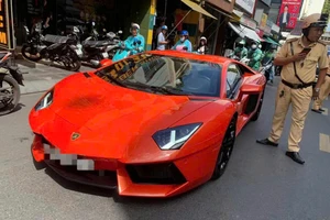 Người đàn ông 70 tuổi lái Lamborghini bất tỉnh giữa phố