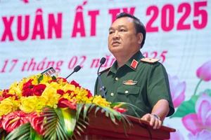 Thiếu tướng Trần Vinh Ngọc, Phó Chính ủy Quân khu 7 phát biểu tại buổi gặp mặt. Ảnh: QK7