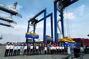 Tân Cảng - Cát Lái tiếp nhận 4 giàn cẩu hiện đại do Việt Nam sản xuất