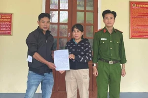 Tài khoản nhận gần 1 tỉ đồng, người phụ nữ trình báo công an