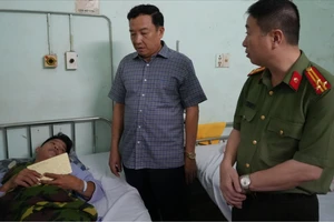 Lãnh đạo công an Lâm Đồng thăm Trung tá công an bị trúng đạn khi làm nhiệm vụ