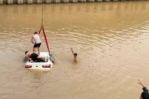 Ô tô đâm 2 xe máy rồi rơi xuống sông: 7 người thương vong 