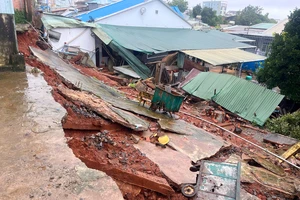 Nhà kho bị vùi lấp sau tiếng nổ lớn lúc nửa đêm ở Gia Lai