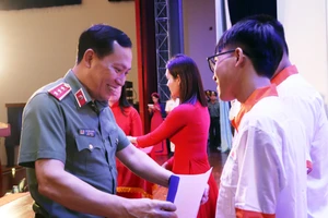 Thượng tướng Lê Văn Tuyến dự Ngày hội toàn dân bảo vệ ANTQ tại TP.HCM