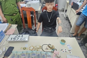  2 người Trung Quốc trộm tiền bị bắt giữ khi ra sân bay bỏ trốn