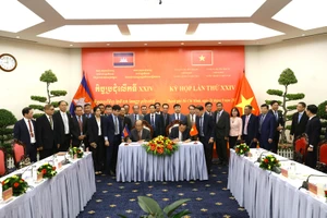 Thay mặt UBCT Chính phủ hai nước, Thượng tướng Võ Minh Lương và Ngài Pol Saroeun cùng ký biên bản kỳ họp lần thứ XXIV.