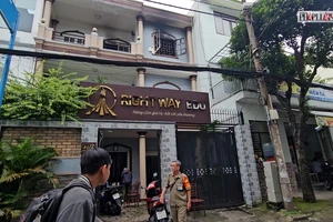 Cháy nhà dân trong hẻm đường C1 lúc rạng sáng, 3 người thoát nạn