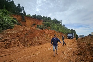 5 ngày, 4 lần đất đá đổ xuống đèo Đại Ninh, giao thông ùn tắc cục bộ