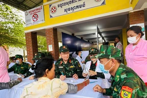 Đội ngũ y bác sỹ Bệnh viện Quân y 175 khám bệnh, phát thuốc cho người dân Campuchia.