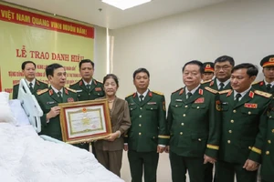 Đại tướng Phan Văn Giang trao danh hiệu Anh hùng lực lượng vũ trang nhân dân tặng Đại tướng Lê Văn Dũng (do thân nhân đại diện đón nhận).