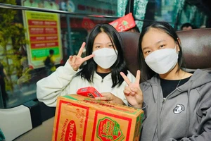 Lì xì sớm và xe miễn phí: Quà Tết sớm cho sinh viên xa nhà