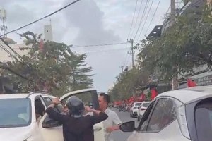 Bắt giam người dùng xe máy chặn đầu xe ô tô ở Đà Nẵng