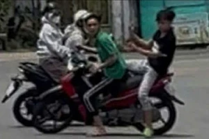 Truy đuổi, ném nón bảo hiểm tấn công đôi nam nữ trên đường 