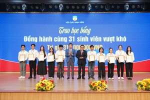 Cựu sinh viên truyền lửa khởi nghiệp và trao suất học bổng cho sinh viên