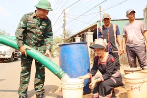 Bộ đội Binh đoàn 15 cấp nước sạch giúp dân biên giới Gia Lai vượt qua nắng hạn