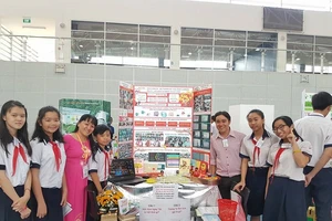 Người phả nét son cuộc sống vào đầu óc học trò