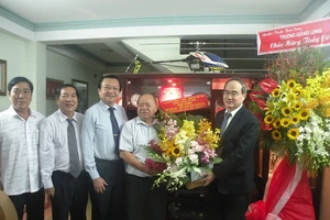 Lãnh đạo TP.HCM thăm nguyên hiệu trưởng Trường ĐHBK