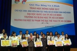 Quỹ Vừ A Dính trao 149 suất học bổng cho HS-SV