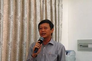 Khi cha nóng giận đánh nát bàn tay của con