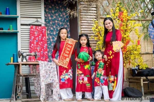 Ngắm chùm ảnh áo dài siêu dễ thương của 4 mẹ con 