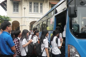 Học sinh TP.HCM đi xe buýt khám phá thành phố