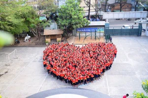 Dễ thương: Cô trò xếp hình trái tim ủng hộ U23 Việt Nam