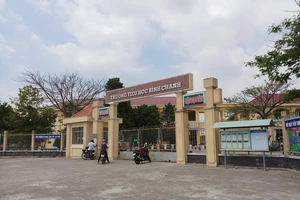 Vụ cô giáo quỳ gối: Hiệu trưởng xin nhận khuyết điểm