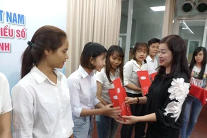 Trao 26 hợp đồng bảo hiểm cho sinh viên quỹ Vừ A Dính