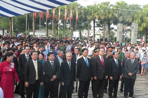 Hàng ngàn người dân về dự lễ giỗ tổ Hùng Vương