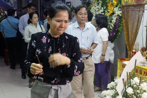 Dòng người thương tiếc vĩnh biệt đóa hoa mặt trời