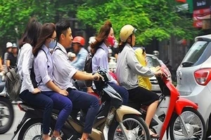 Con vi phạm giao thông, cha mẹ phải muối mặt cam kết