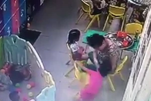 Bảo mẫu tát trẻ liên tiếp: Đình chỉ hoạt động nhóm trẻ Ánh Sao