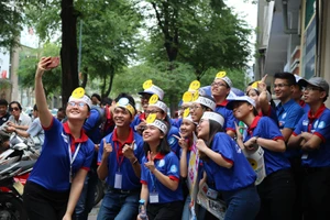 Những bóng hồng tiếp sức mùa thi