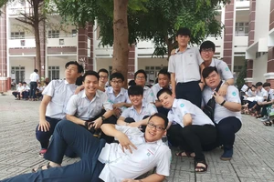 Sĩ tử 'tạo dáng' lạc quan trước bài thi tổ hợp KHTN