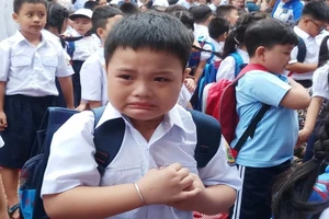 Học sinh lớp 1 mếu máo trong ngày đầu tựu trường