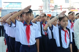 Chủ tịch TP.HCM đồng ý miễn giảm học phí trung học cơ sở