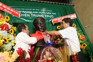 Trao tặng tượng đồng cụ Nguyễn Trung Trực cho tỉnh Kiên Giang