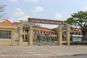 Kỷ luật cảnh cáo cô giáo quỳ gối ở Long An