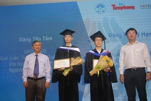 '11 tuổi, tôi đi chợ bán rau, kiếm tiền ăn học'