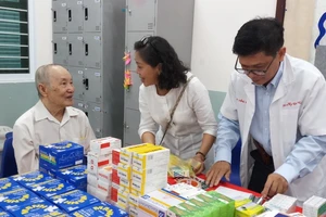 Khi cựu học sinh khám bệnh cho thầy cô giáo cũ