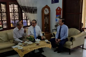 Bí thư Thành ủy Nguyễn Thiện Nhân thăm các nhà giáo tiêu biểu