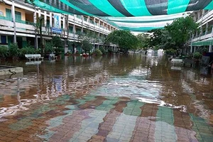 Trường học tại TP.HCM ngập trong nước