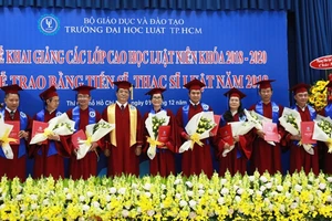 Đại học Luật TP.HCM trao bằng cho hơn 300 thạc sĩ, tiến sĩ