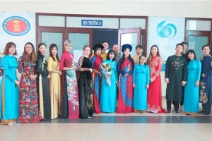 Ngắm sinh viên nước ngoài duyên dáng trong tà áo dài Việt Nam