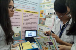 Học sinh “chới với” vì không có điện thoại