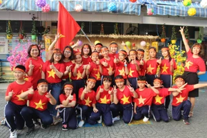 Cô trò 'nhuộm đỏ' sân trường ủng hộ đội tuyển Việt Nam