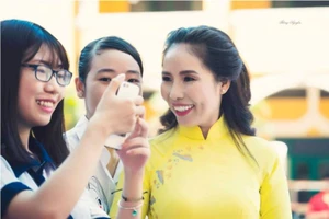 Cô hiệu trưởng phụ học trò bán bao lì xì gây quỹ