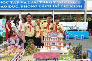 Học sinh tự thiết kế mô hình biệt thự đẹp như mơ 