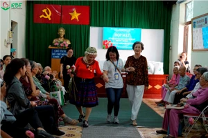 Ngắm các cụ diễn thời trang siêu dễ thương ngày 8-3