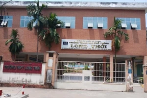 Không thể để cô giáo ném vở học sinh tiếp tục đứng lớp